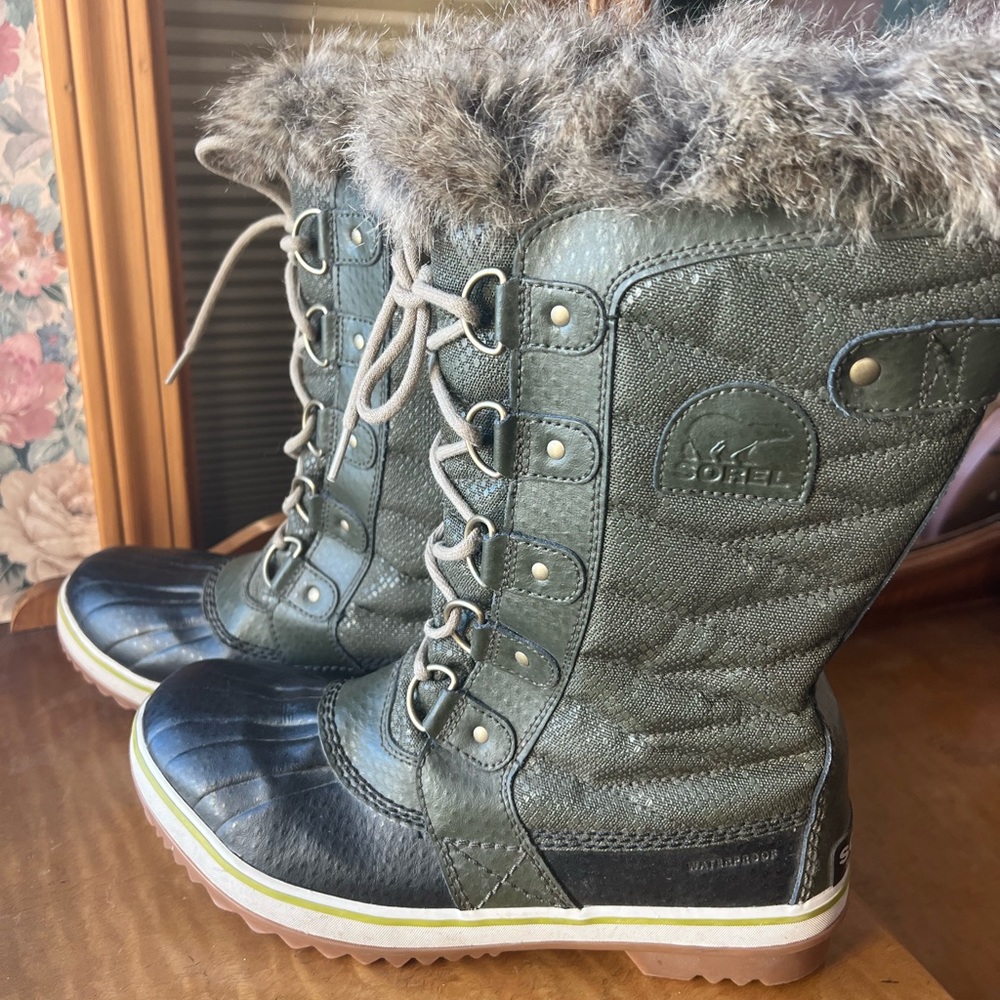Sorel Joan of Arc Snow Boots. Size 9. Worn twice. Sage Green, Lace Up